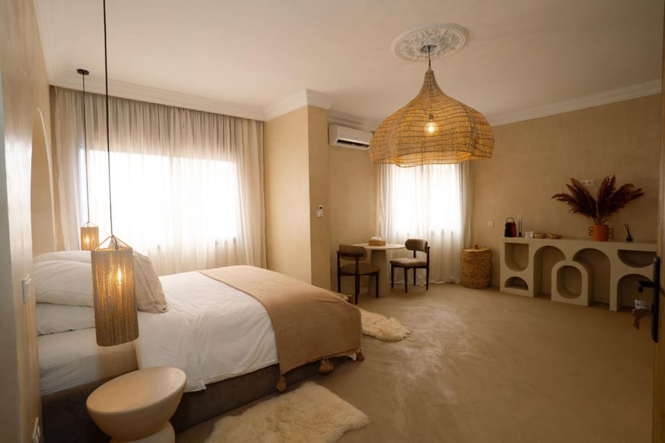 Bed, Living room, Photo of the whole room, Seating area, Bedroom, air conditioner