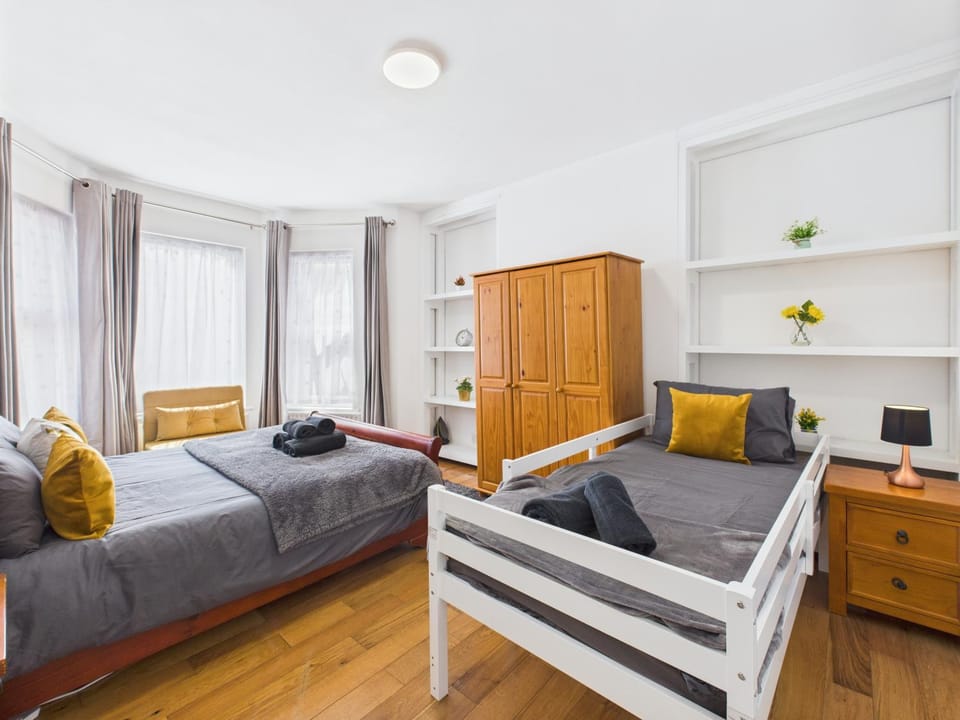 Bed, Photo of the whole room, Seating area, Bedroom, wardrobe