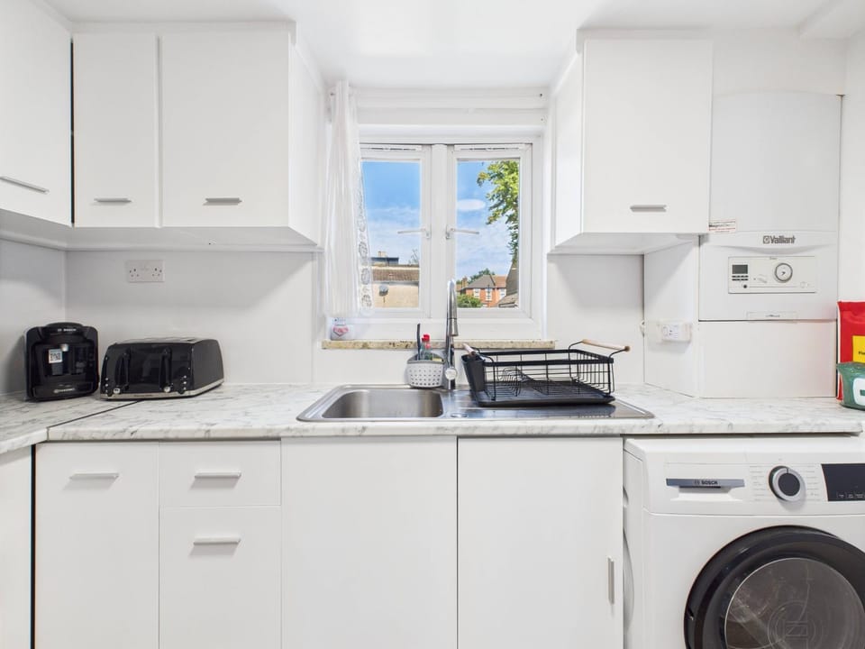 Coffee/tea facilities, Kitchen or kitchenette, dishwasher, oven, stove, toaster, washing machine, dryer