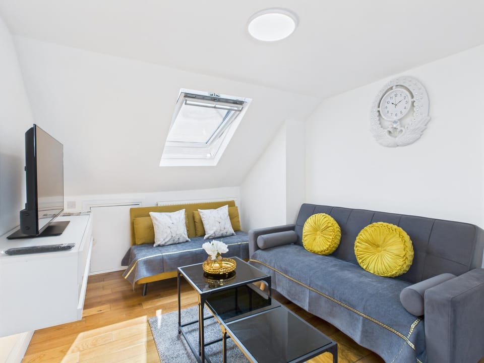 Communal lounge/ TV room, TV and multimedia, Living room, Seating area, Evening entertainment