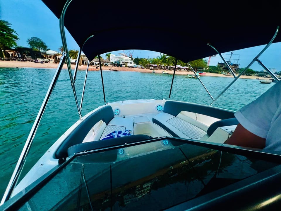 Частная Яхта и Эксклюзивные приватные Туры по Островам в Паттайе Docked boat in Pattaya City