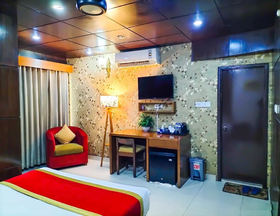 Communal lounge/ TV room, TV and multimedia, Seating area, Bedroom, wardrobe, air conditioner