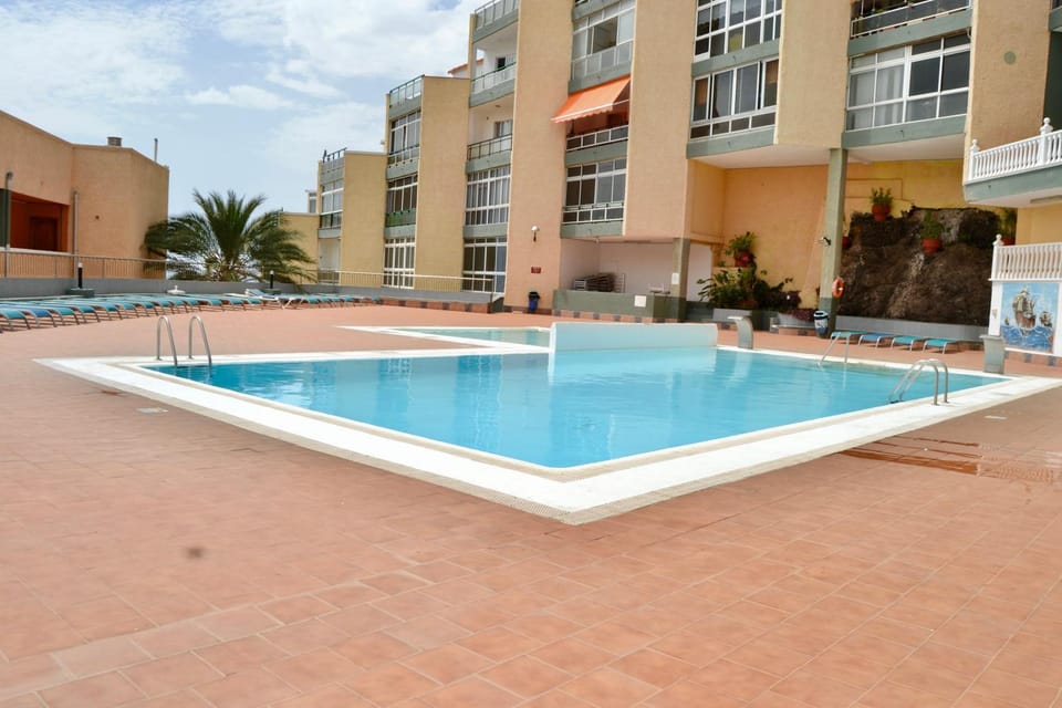 Property building, Day, Pool view, Swimming pool, sunbed