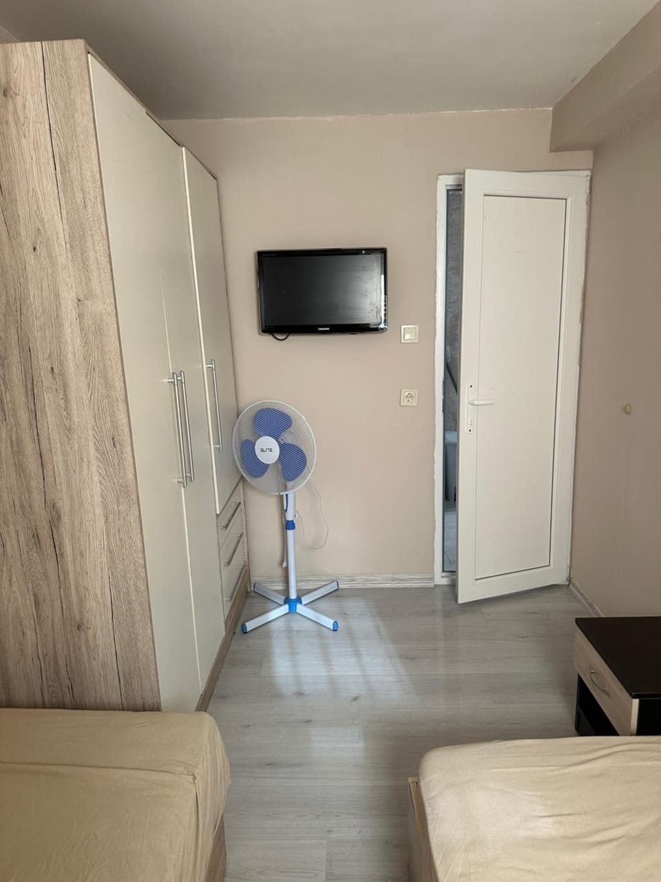 Bed, TV and multimedia, Photo of the whole room, wardrobe