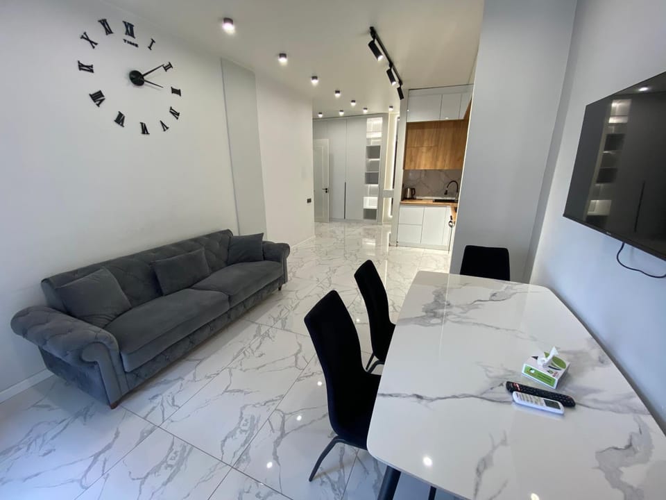TV and multimedia, Kitchen or kitchenette, Living room, Seating area, Dining area