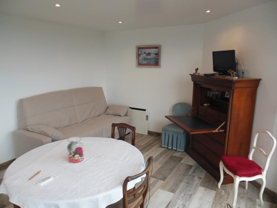 Communal lounge/ TV room, TV and multimedia, Living room, Seating area, Evening entertainment, Time of day