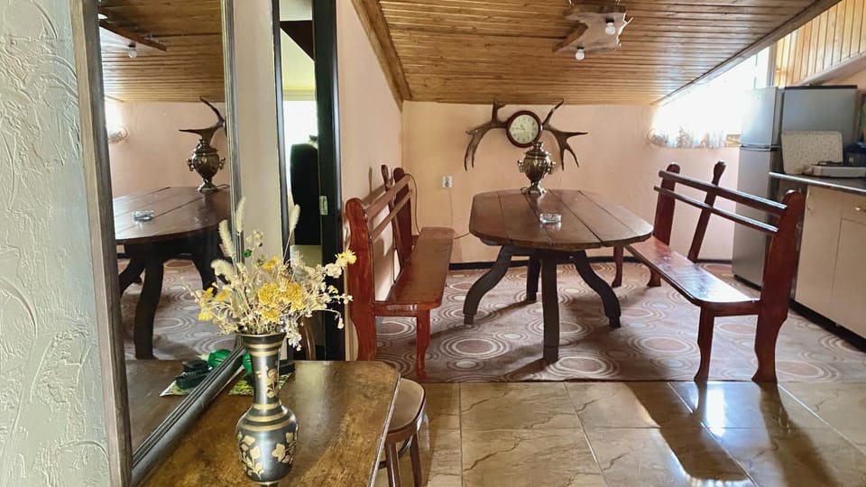Kitchen or kitchenette, Living room, Seating area, Dining area