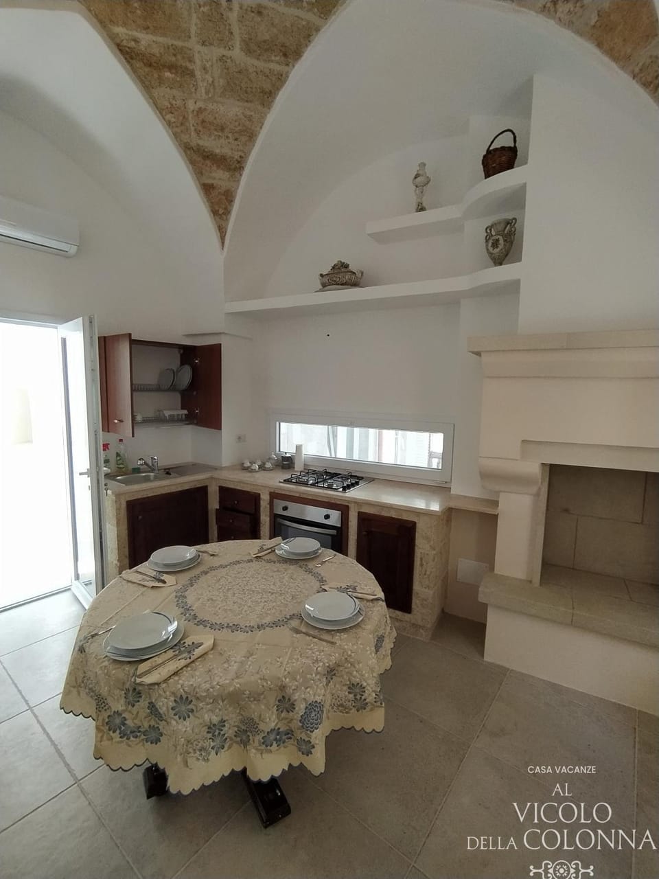 Kitchen or kitchenette, Dining area, stove