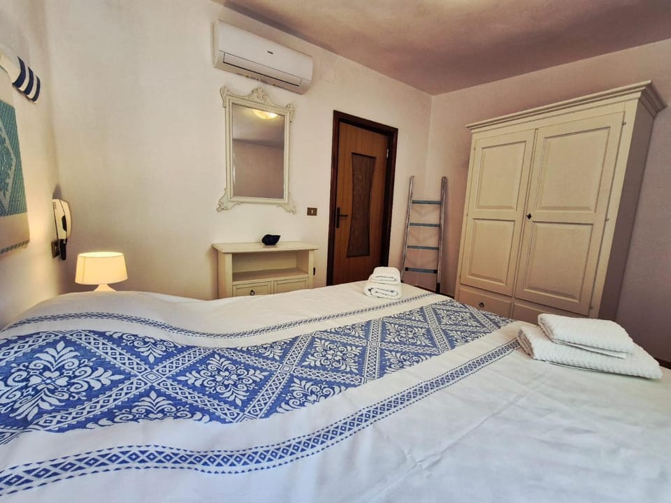 Bed, Photo of the whole room, Bedroom, towels, wardrobe, air conditioner