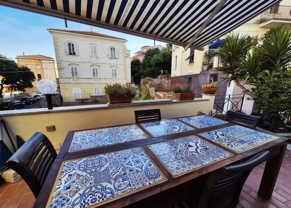 Property building, Balcony/Terrace, Dining area