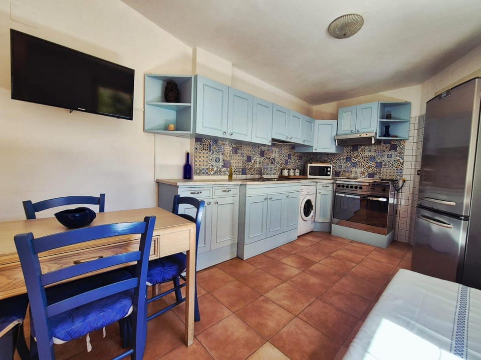 Kitchen or kitchenette, Living room, Dining area, oven, washing machine