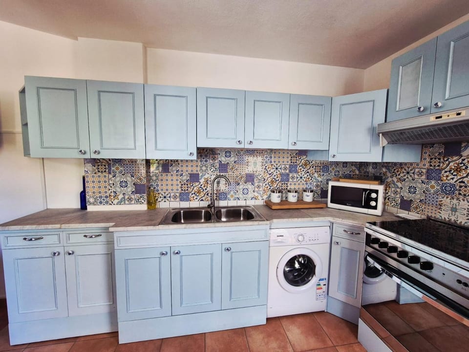 Kitchen or kitchenette, oven, stove, washing machine