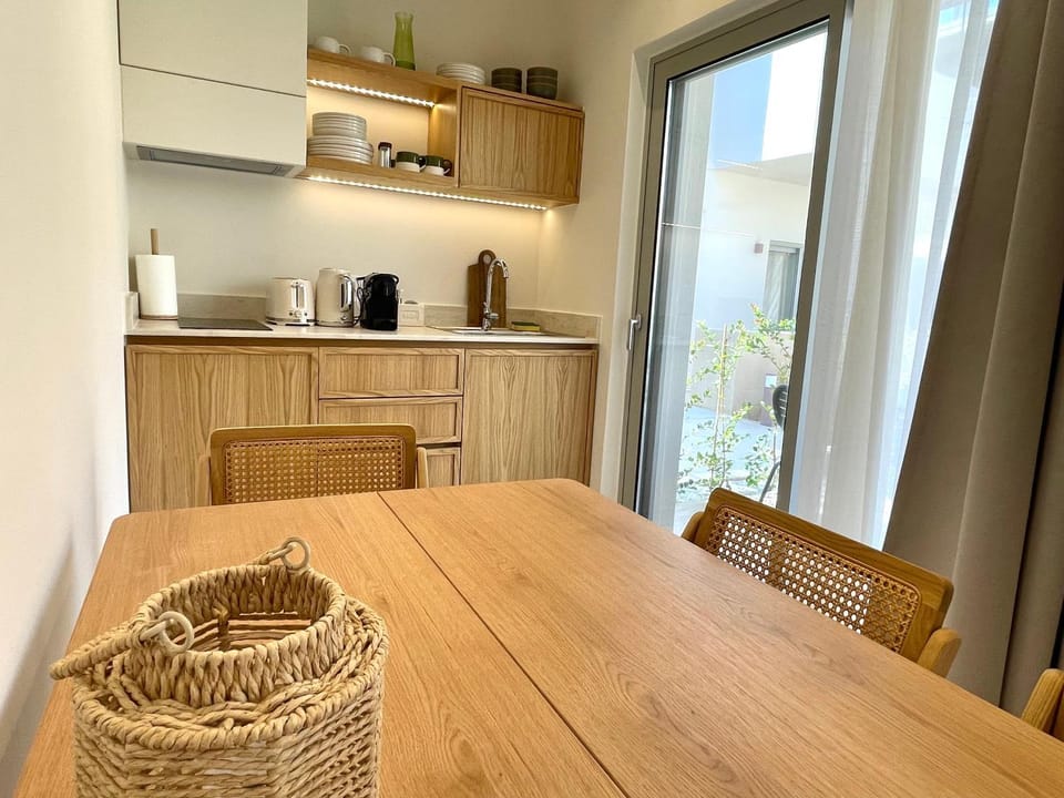 Coffee/tea facilities, Kitchen or kitchenette, Dining area