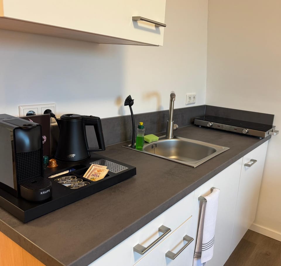 Coffee/tea facilities, Kitchen or kitchenette, stove, kitchen