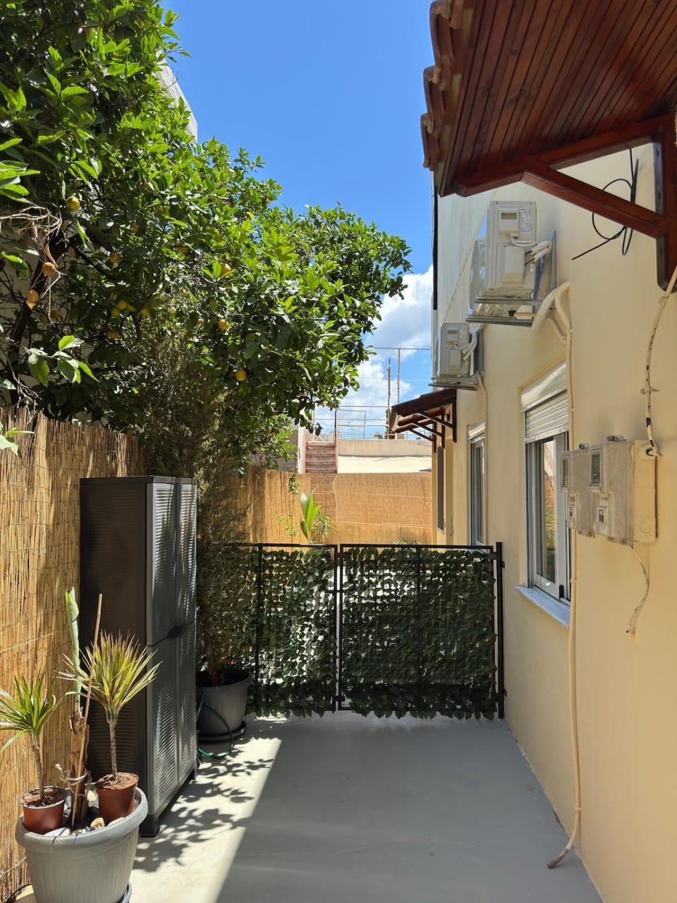 Property building, Patio, Balcony/Terrace