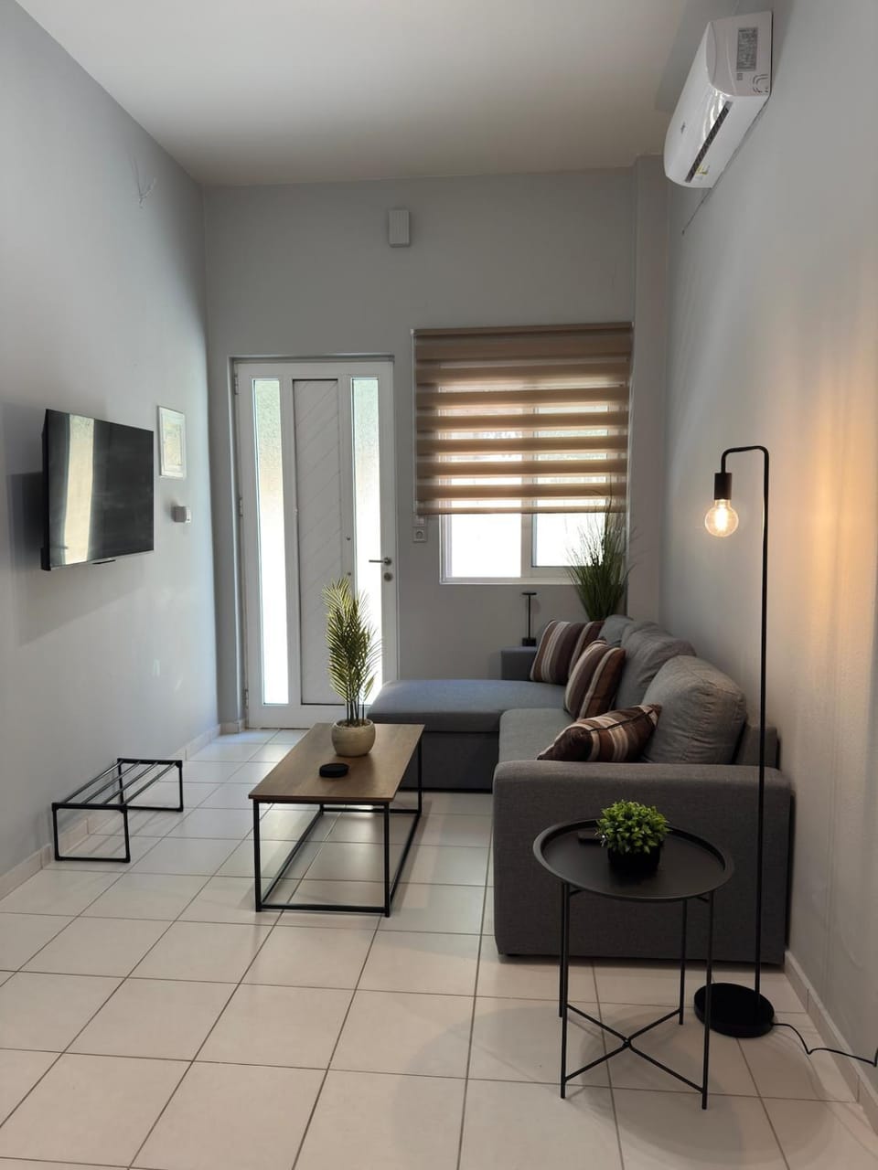 TV and multimedia, Living room, Seating area, air conditioner