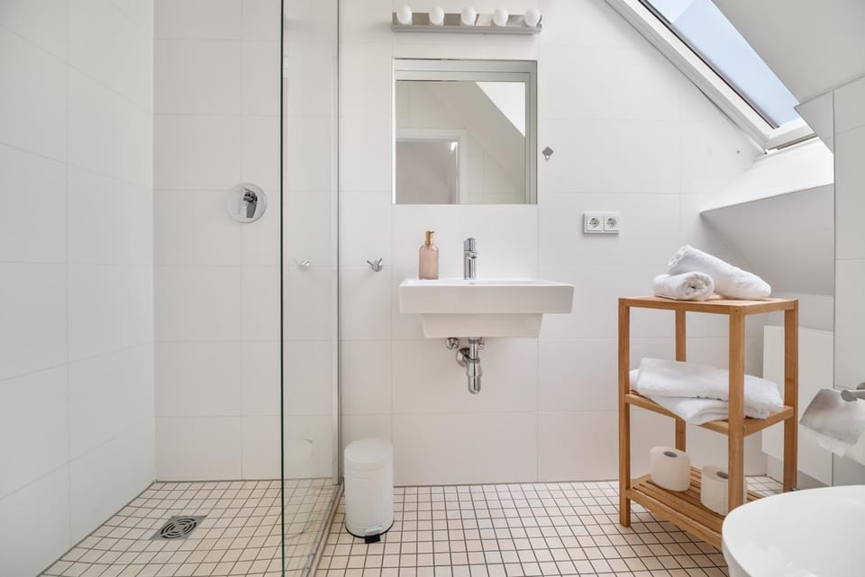 Shower, Toilet, Bathroom, towels