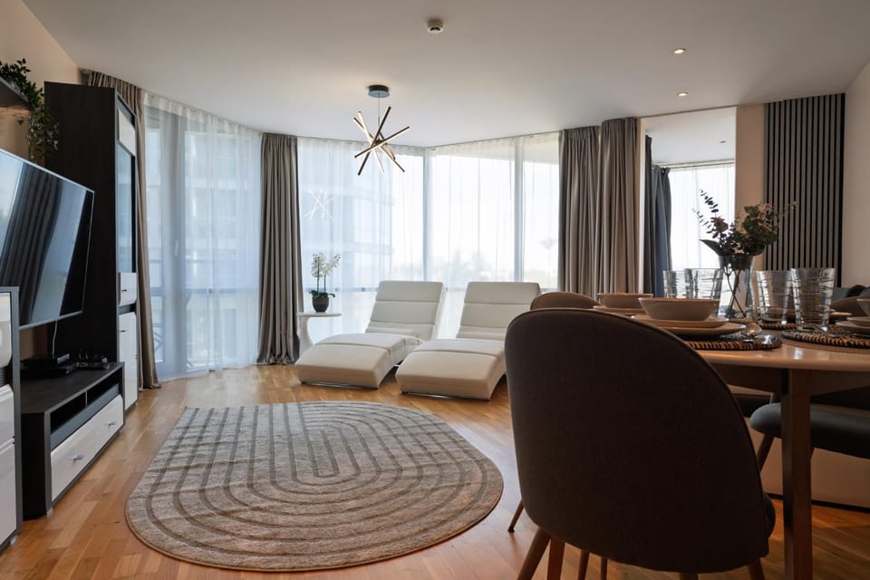 Communal lounge/ TV room, TV and multimedia, Dining area