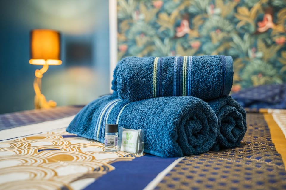 Bed, Bedroom, towels