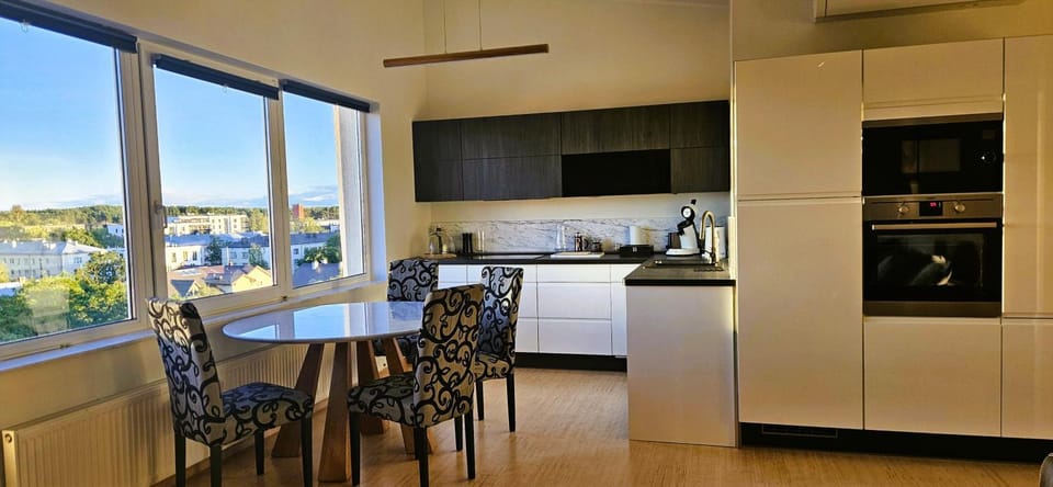 Kitchen or kitchenette, Dining area, oven