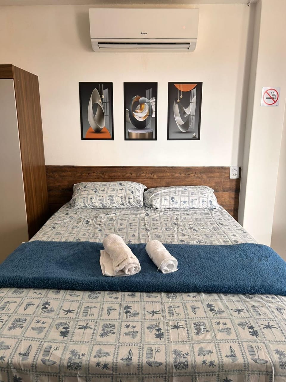 Bed, Photo of the whole room, Bedroom, towels, air conditioner
