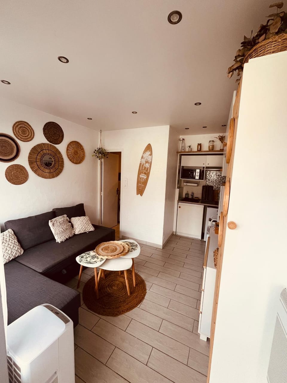 Kitchen or kitchenette, Living room, Seating area