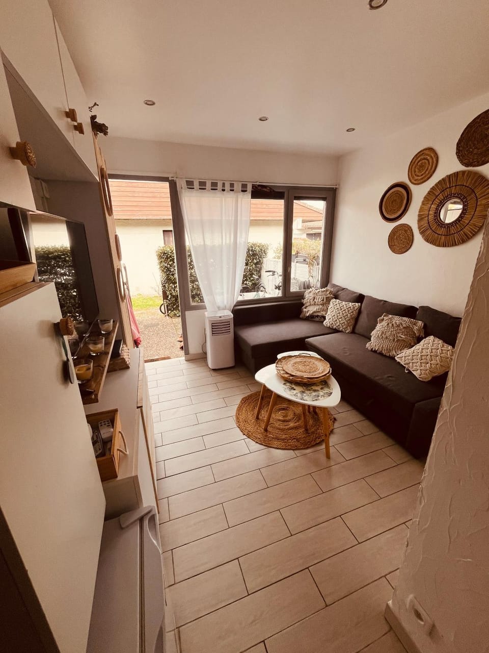 TV and multimedia, Living room, Seating area, Dining area