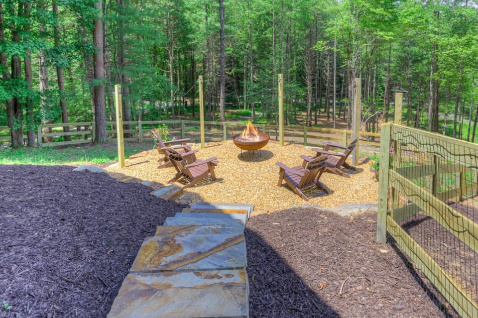 Family Time Cabin - Cozy Outdoor Lounges, Firepit, Hot Tub & Game Room Cabin in Georgia