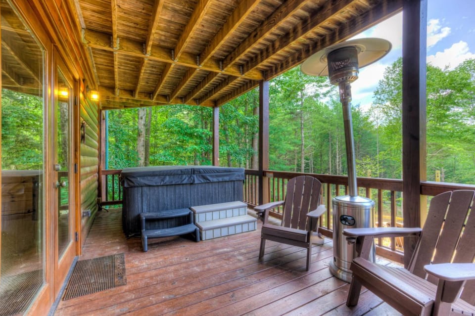 Family Time Cabin - Cozy Outdoor Lounges, Firepit, Hot Tub & Game Room Cabin in Georgia