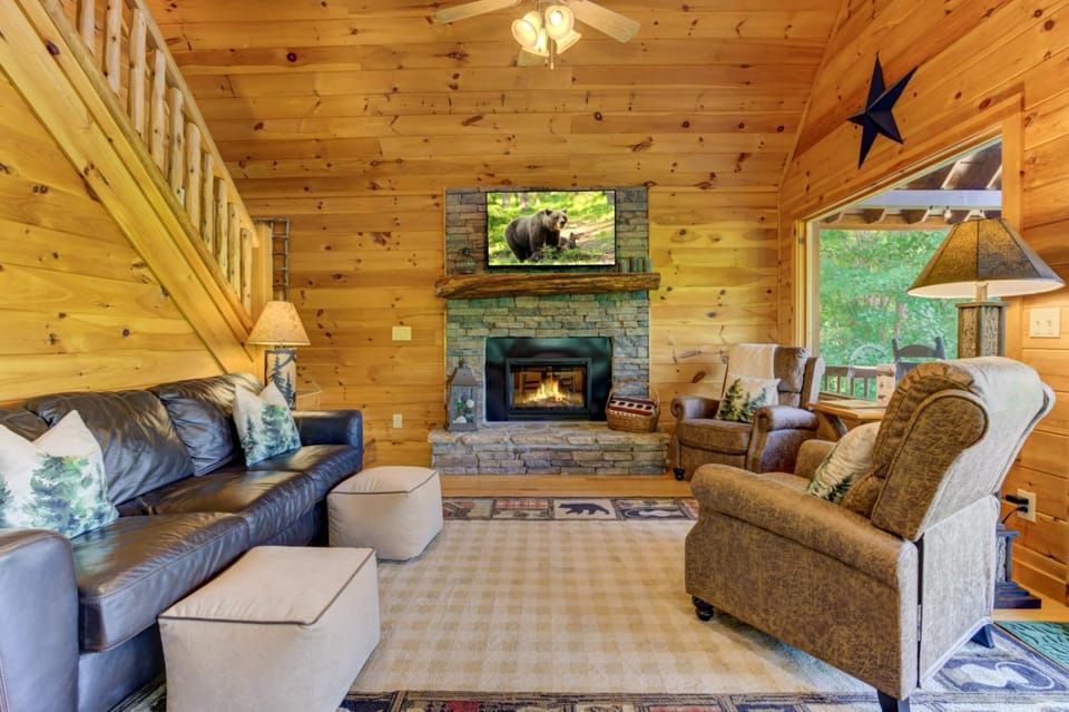 Family Time Cabin - Cozy Outdoor Lounges, Firepit, Hot Tub & Game Room Cabin in Georgia
