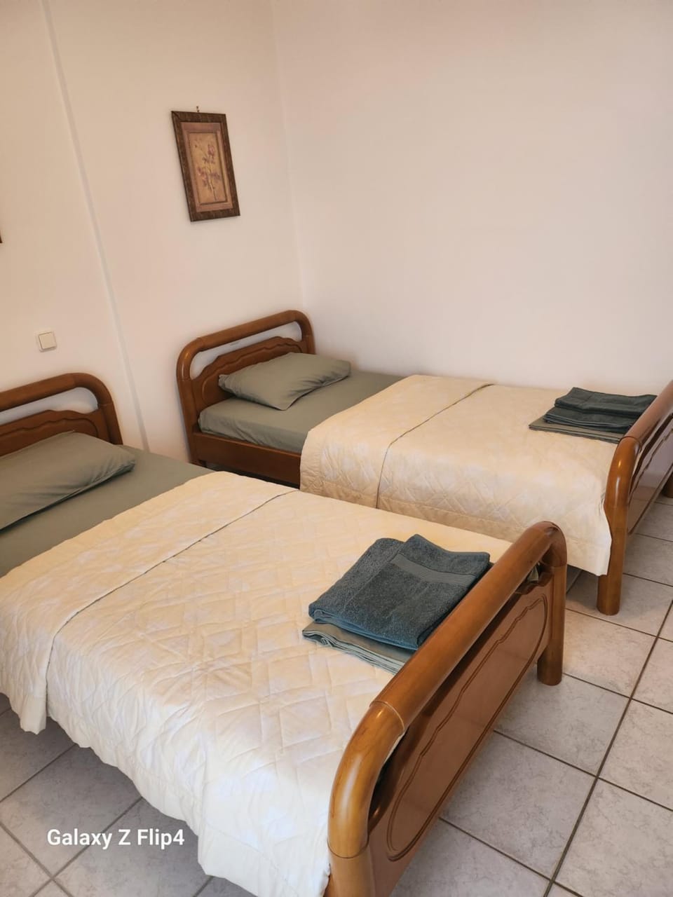 Photo of the whole room, Bedroom, towels