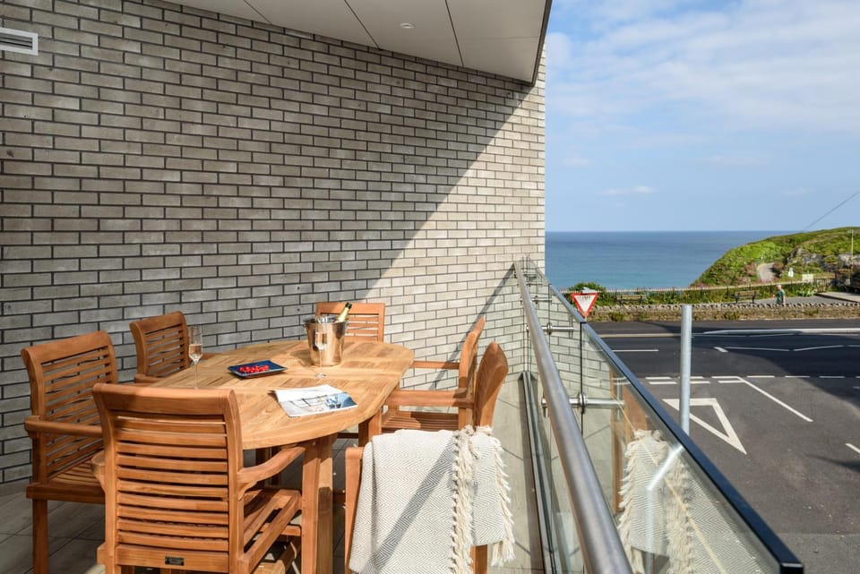 Natural landscape, Balcony/Terrace, Seating area, Dining area, Sea view