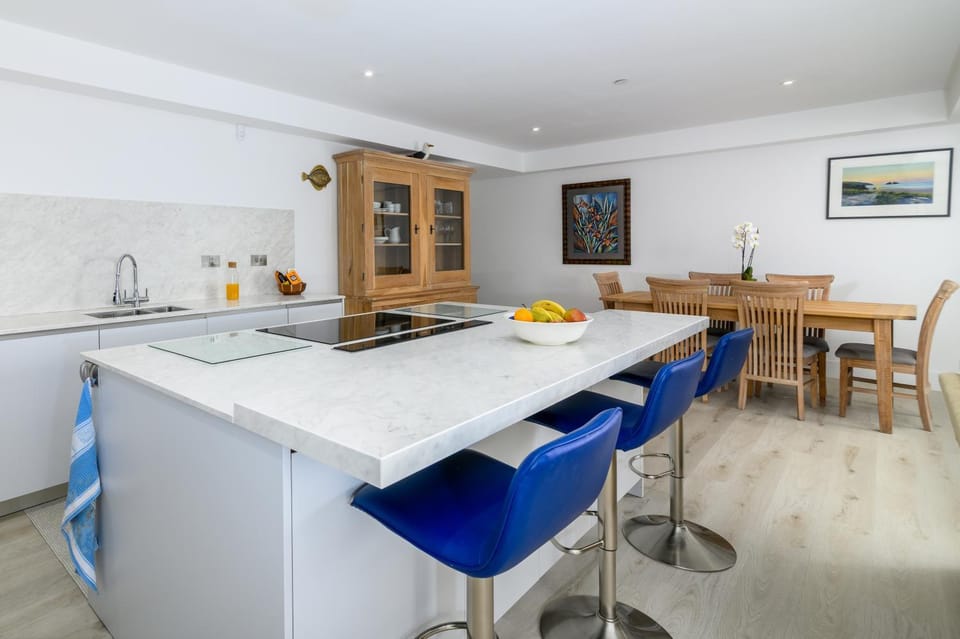 Kitchen or kitchenette, Dining area, stove