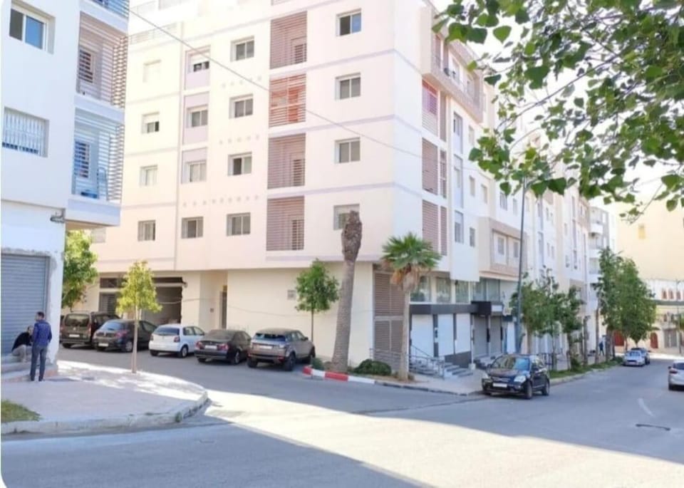 Appartement moderne climatisé avec bonne proximité S2 Apartment in Tangier