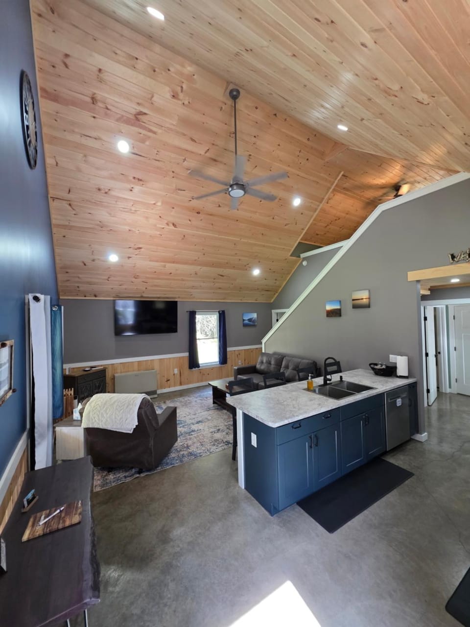 TV and multimedia, Kitchen or kitchenette, Living room, Seating area