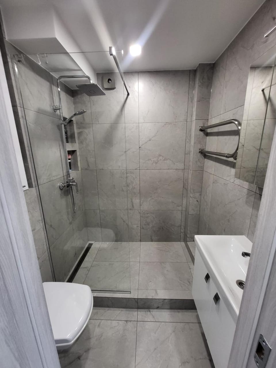 Shower, Toilet