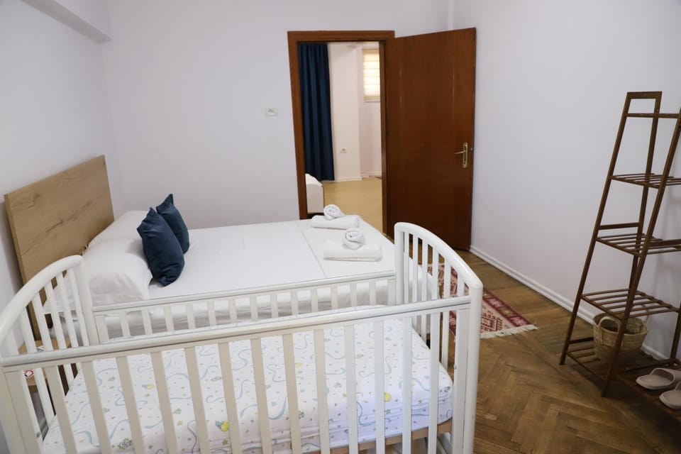 Bed, Photo of the whole room, Bedroom, cot, towels