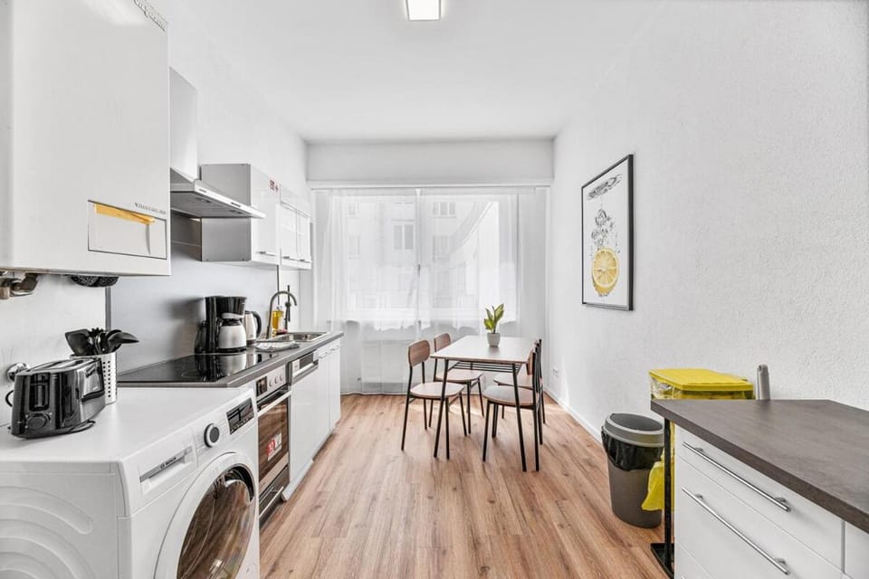 Coffee/tea facilities, Kitchen or kitchenette, Dining area, dishwasher, oven, stove, toaster