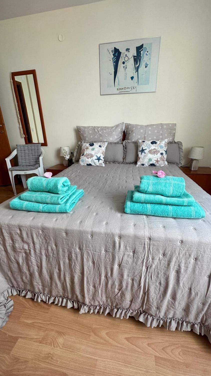 Bed, Bedroom, towels