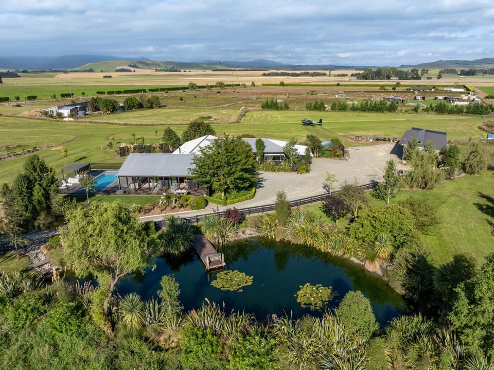 Property building, Natural landscape, Bird's eye view, Garden, Garden view, Pool view, Swimming pool