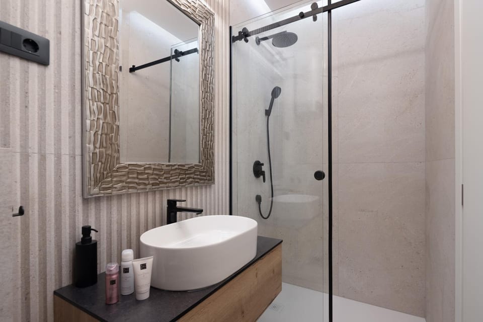 Shower, Toilet, Bathroom, towels