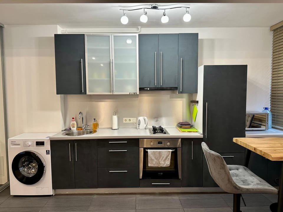 Kitchen or kitchenette, oven, stove, washing machine