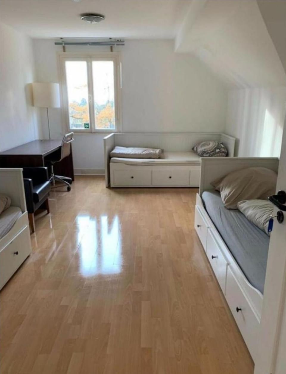 Photo of the whole room, Bedroom
