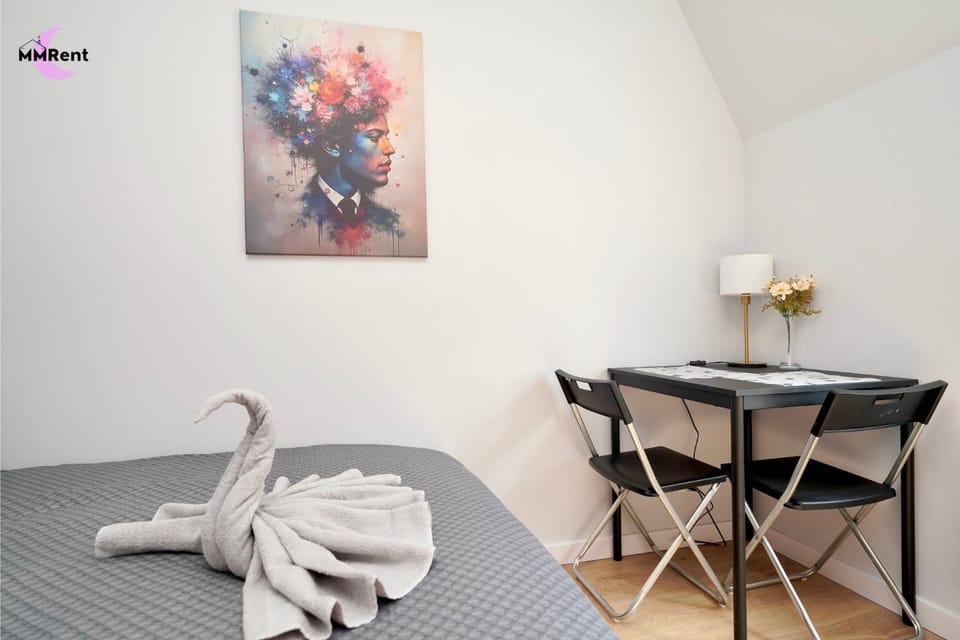 Bed, Photo of the whole room, Decorative detail, Dining area, towels