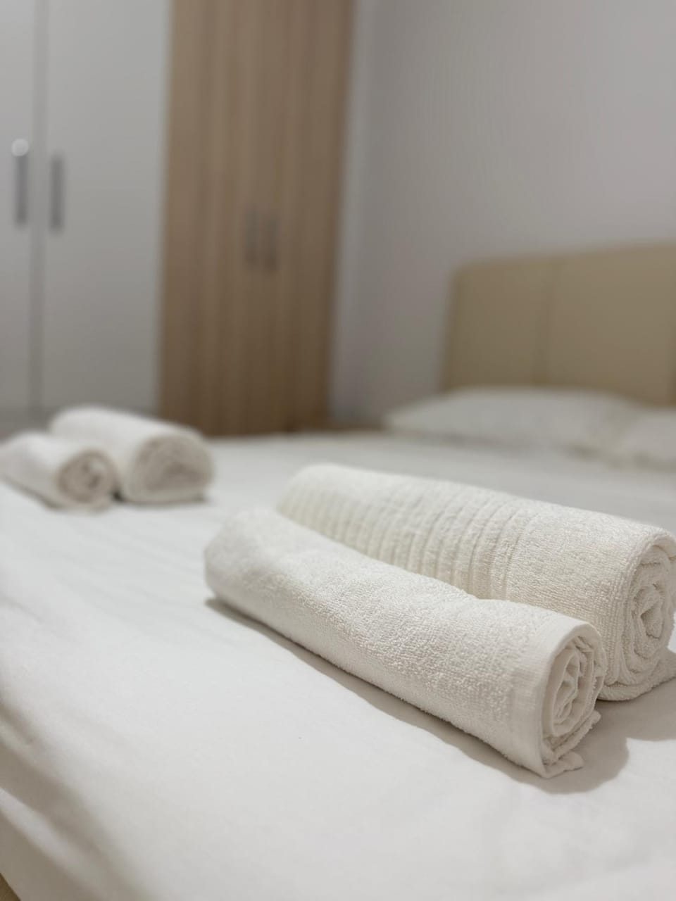 Bed, towels