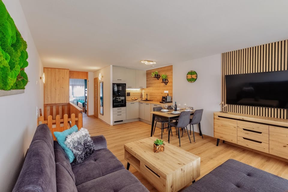 Communal lounge/ TV room, TV and multimedia, Kitchen or kitchenette, Living room, Seating area, Dining area