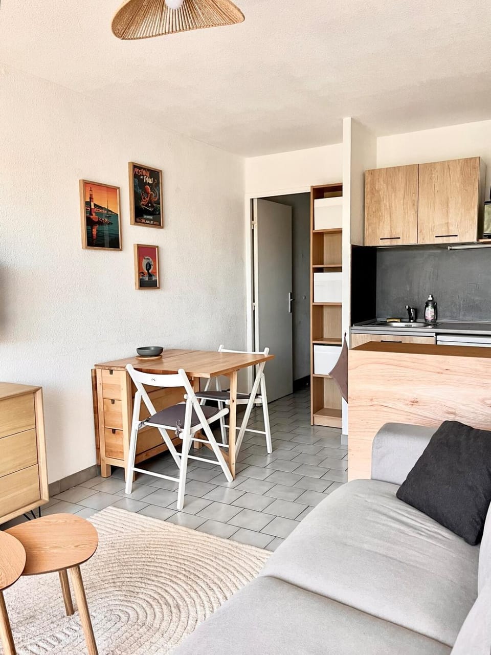 Kitchen or kitchenette, Living room, Seating area, Dining area
