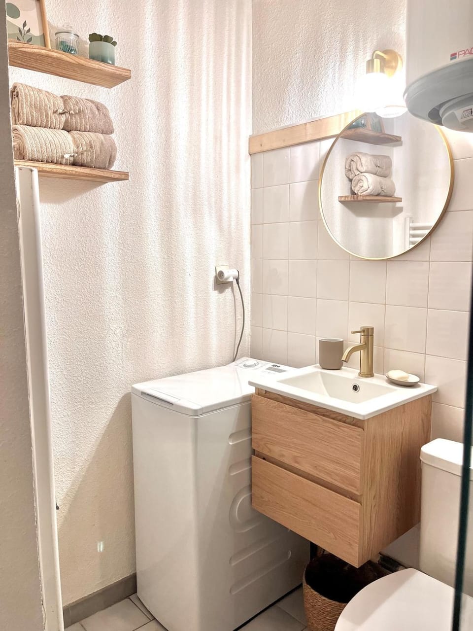 Toilet, Bathroom, towels