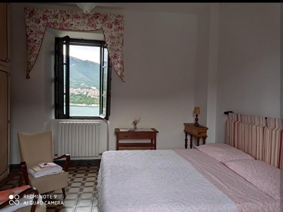 Bed, Natural landscape, Photo of the whole room, Lake view