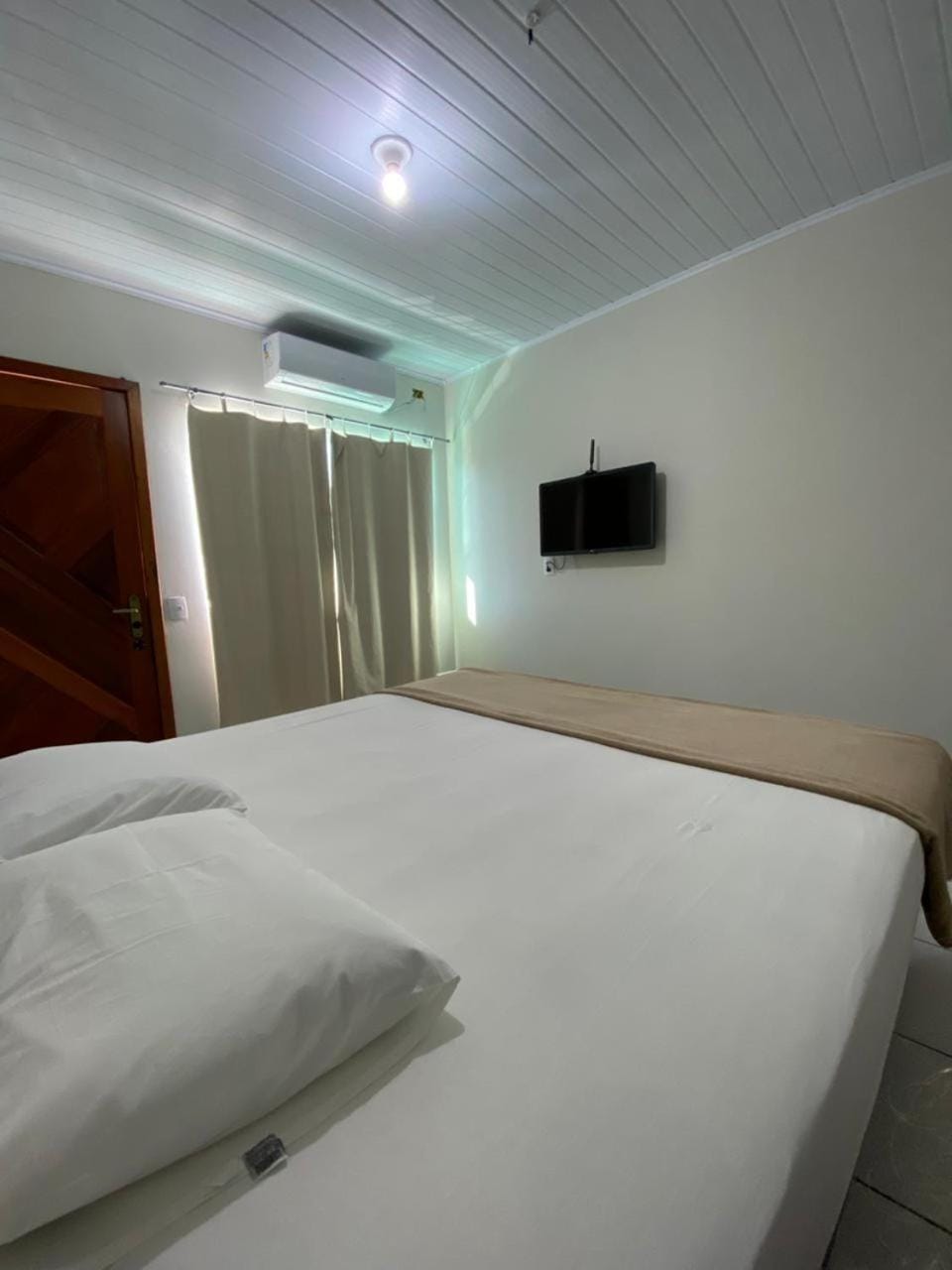 Bed, Bathroom, TV and multimedia, air conditioner
